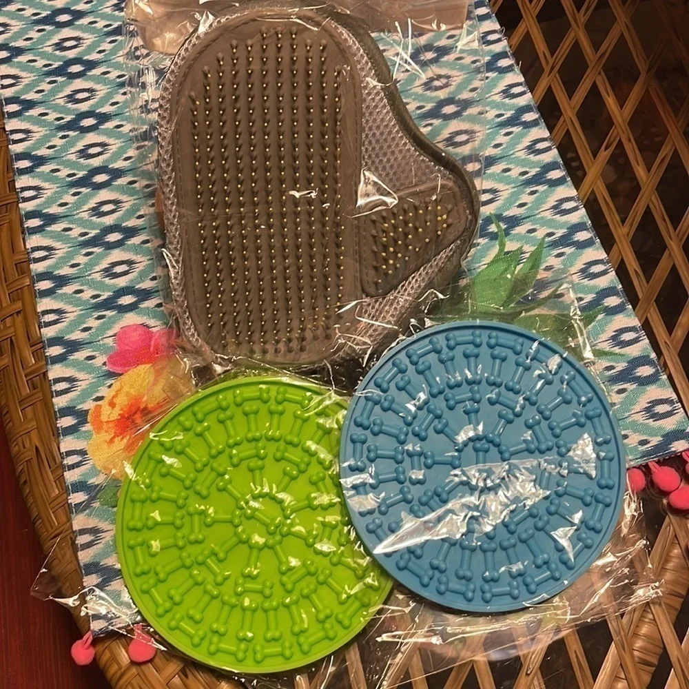 Brand New Petsnetic Dog Lick Mats w/ Suction Dog Brush Set Grooming Distraction